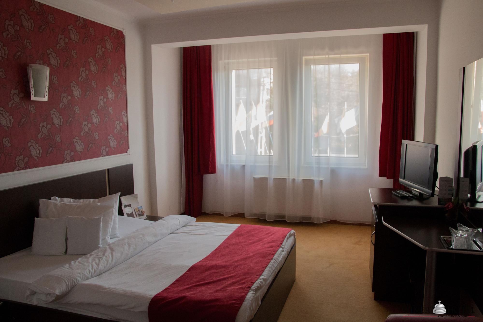 Silver Hotel Орадеа Екстериор снимка