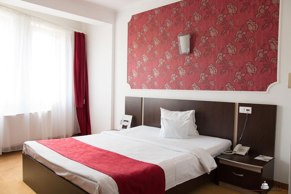 Silver Hotel Орадеа Екстериор снимка