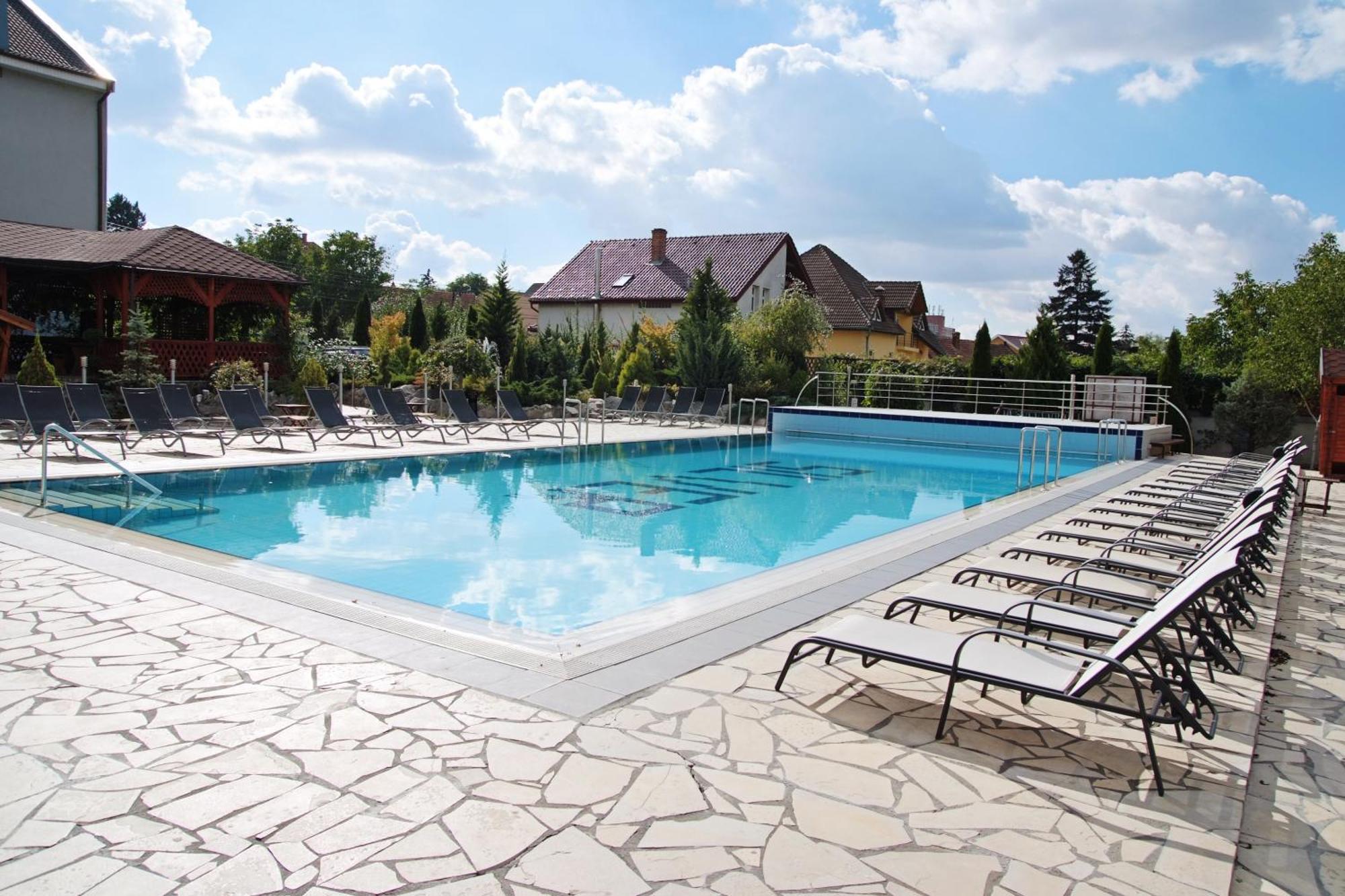 Silver Hotel Орадеа Екстериор снимка