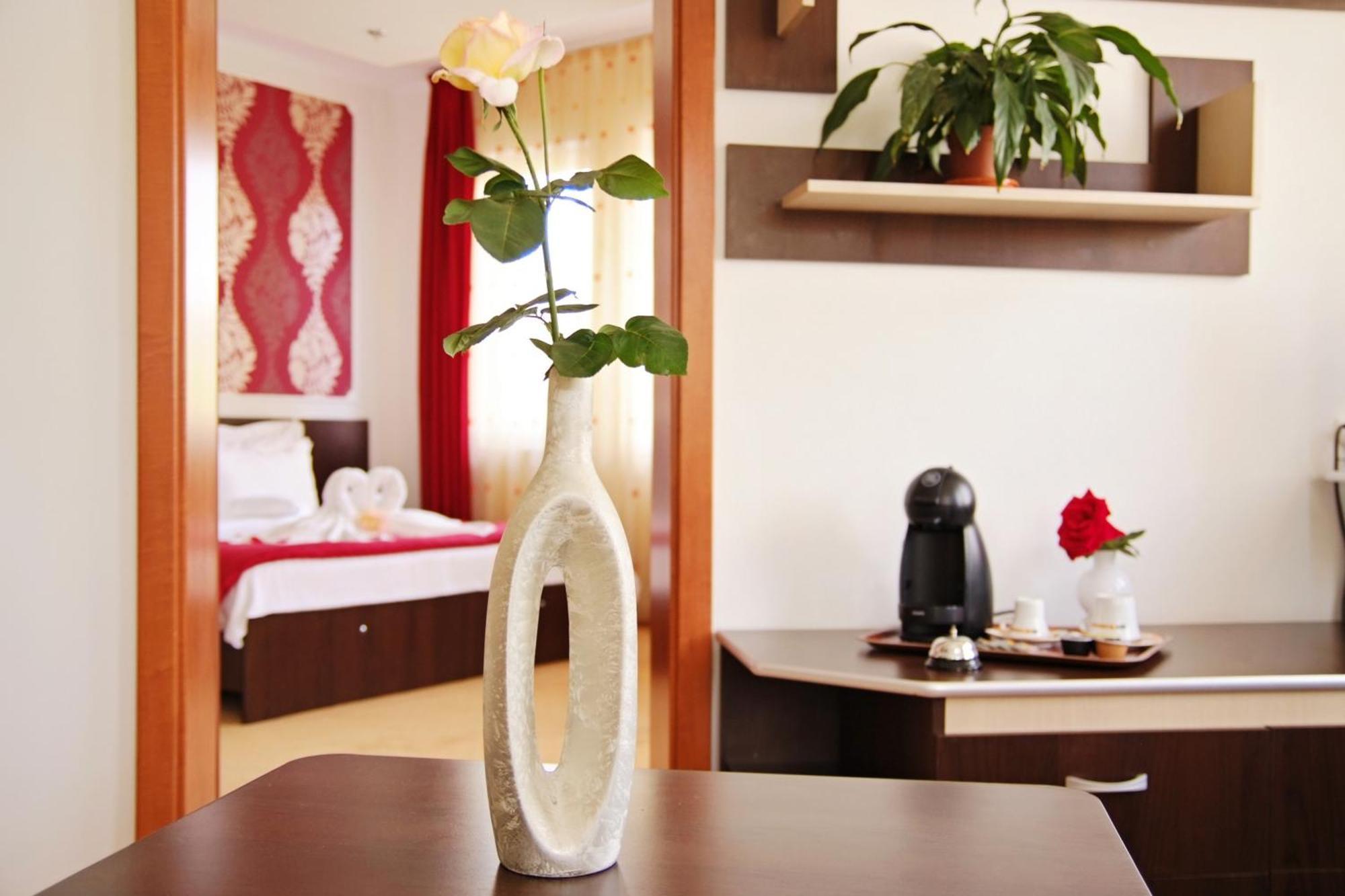 Silver Hotel Орадеа Екстериор снимка